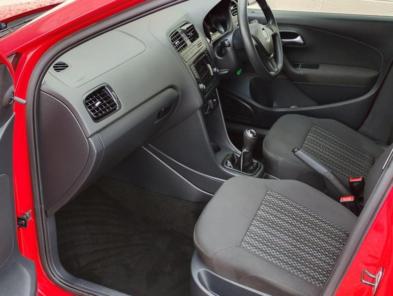 VOLKSWAGEN POLO