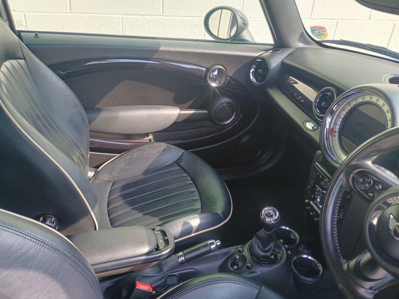 MINI HATCH
