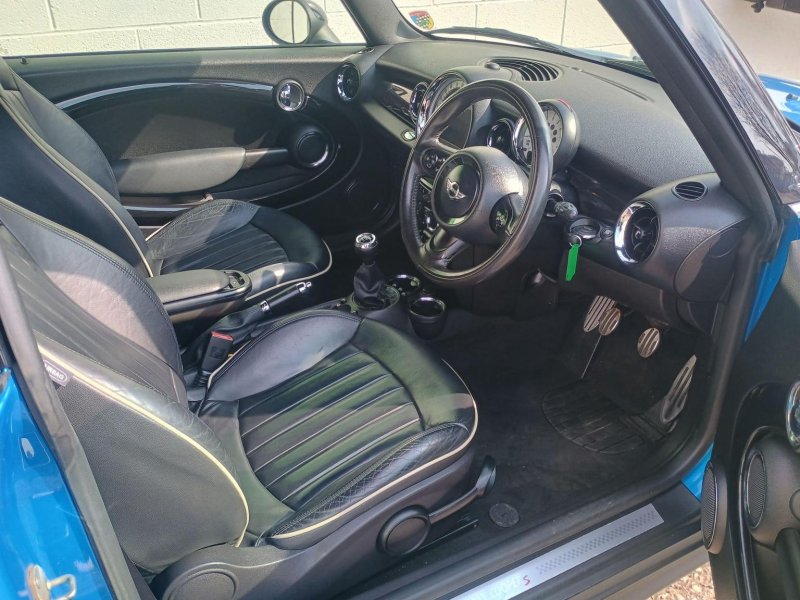 MINI HATCH